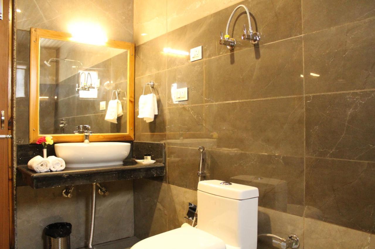 Hotel Vaibhav Regency Manāli Esterno foto
